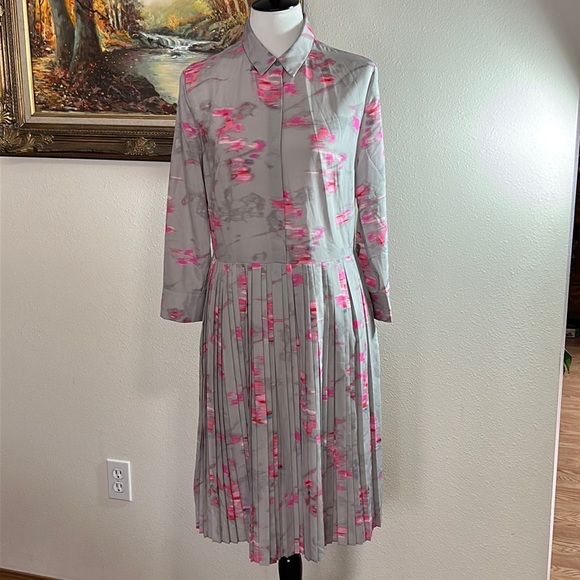 🆕 Banana Republic Pleated Watercolor Dress, Gray and Multi Pinks/Blue. Sz 10😍 - Picture 3 of 9